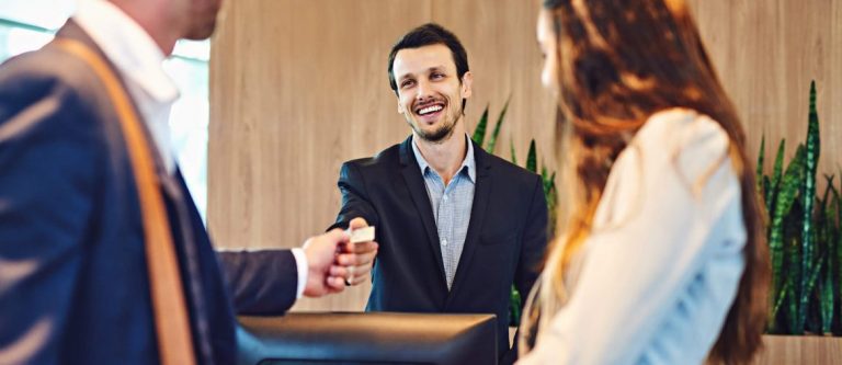 qualidade-no-atendimento-ao-cliente-em-hoteis-por-que-e-tao-importante-maria-pumar-industria-768x333.jpg